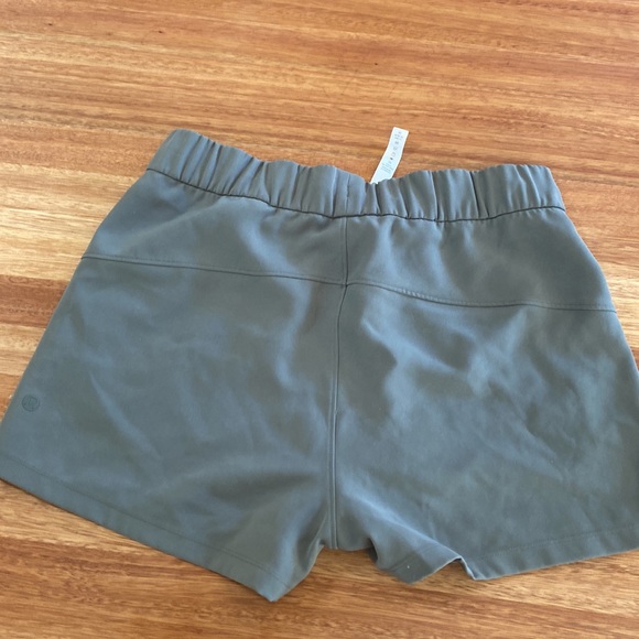 Lululemon Shorts Size 8 - Picture 3 of 3